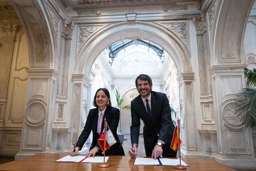 España y Chile firman acuerdo cultural sobre memoria democrática