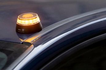La DGT recuerda que la baliza V-16 será obligatoria para señalizar averías desde enero de 2026
