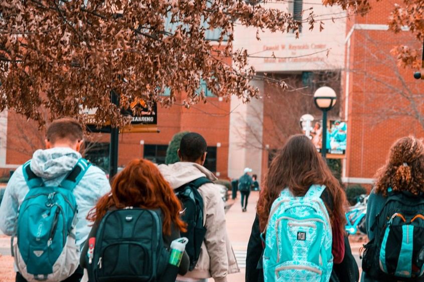 Educación propone a sindicatos reducir ratios y mejorar atención al alumnado