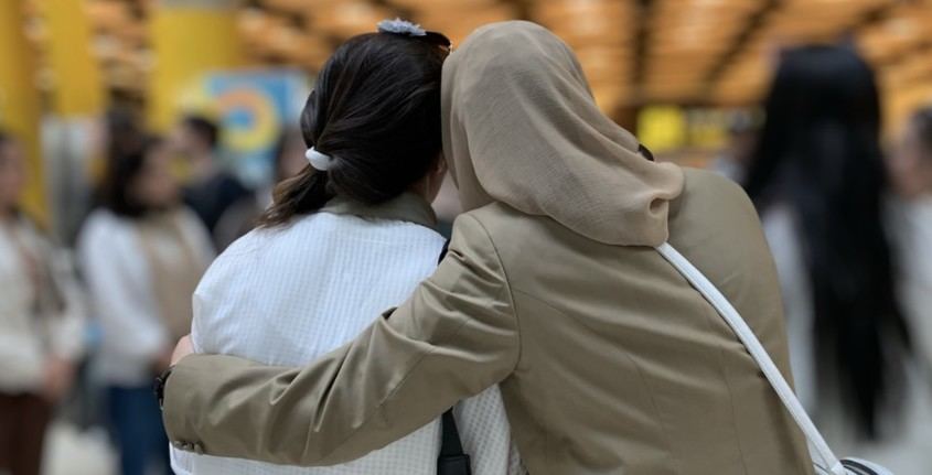 RSF España evacua a diez periodistas afganas tras cuatro años de régimen talibán