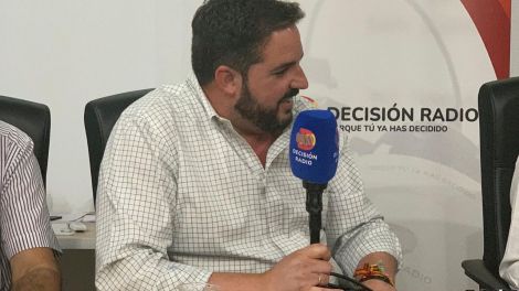 Decisión Radio enfrenta multas millonarias por emitir en postes sin licencia: se acabó el sueño de Ángel de la Rúa