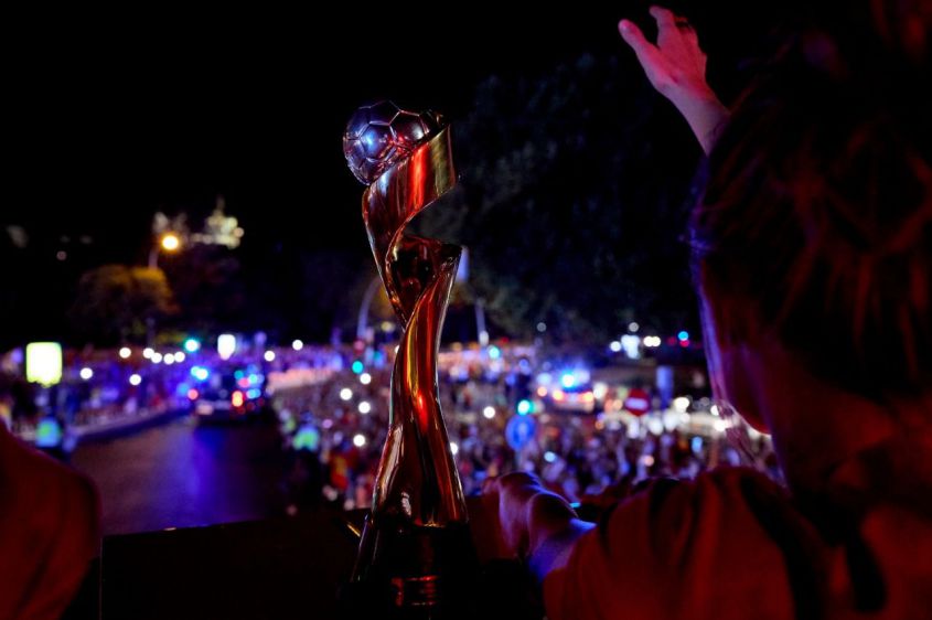 Increíble recibimiento a las campeonas del Mundial de fútbol femenino en Madrid