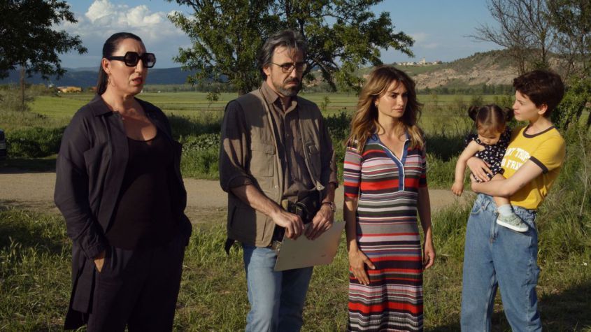 La 1 arrasa en prime time con 'Madres paralelas', dejando atrás a Antena 3 con el mínimo de 'Cristo y Rey'