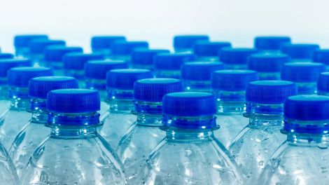 ¿Sabes cuánto plástico bebes cada año?