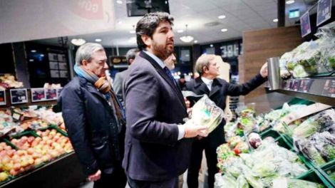 El presidente murciano, López Miras, acompañado por Proexport, Aporexpa y Fecoam, comprueba en un supermercado alemán los productos de la Región. 
