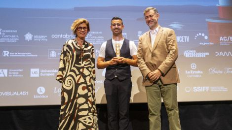 Martínez Abad entrega el 'Faro de Plata' al premio del público al filme 'El poder del silencio' de Saúl Pérez Ruano