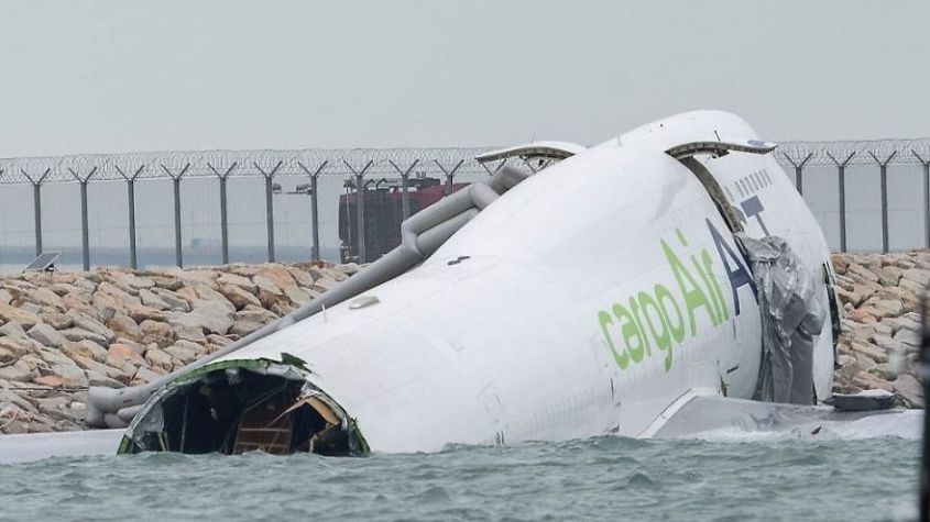 Accidente aéreo en Hong Kong deja dos muertos tras aterrizaje fallido de un carguero