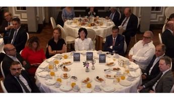 Aguilar propone regular la inteligencia artificial para salvaguardar el periodismo