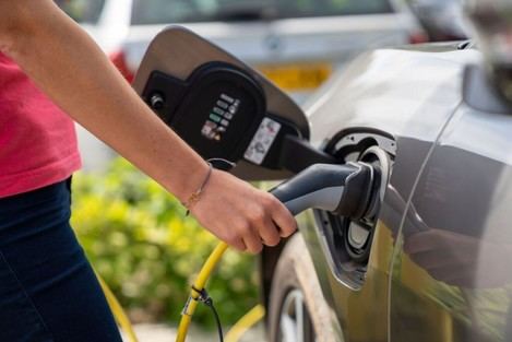 Gobierno lanza plan para una red de recarga eléctrica y combustibles alternativos en transporte