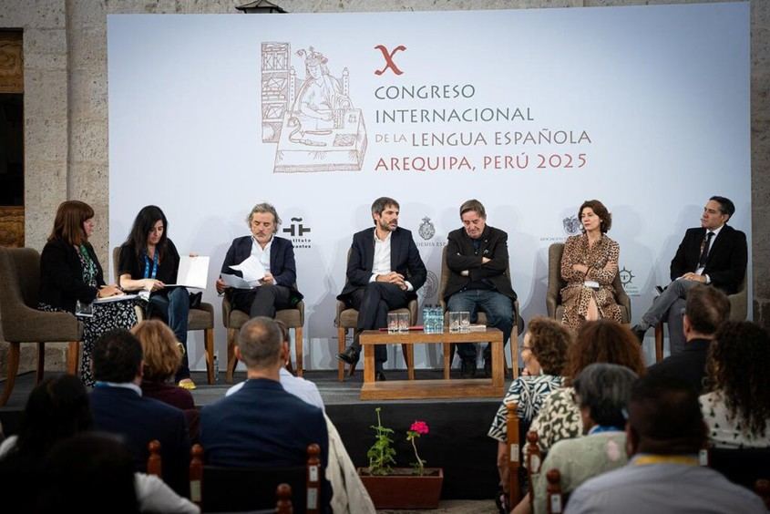 El ministro de Cultura dialoga con editores en el Congreso de la Lengua Española en Arequipa