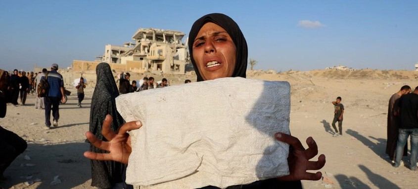 Mujeres de Gaza arriesgan sus vidas en la lucha por alimentos amid el conflicto
