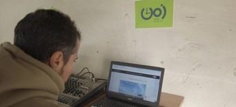 La radio resurge en Gaza como fuente de información vital tras la devastación
