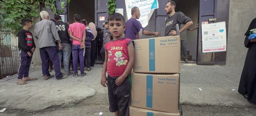 Casi un millón de personas en Gaza recibe ayuda alimentaria en medio de nuevos ataques israelíes