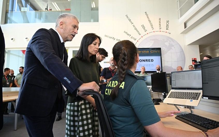 Grande-Marlaska presenta un nuevo canal telemático de denuncias para la Guardia Civil