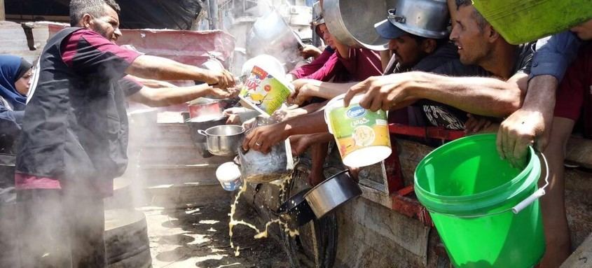 Crisis alimentaria en Gaza: la lucha diaria por un plato de lentejas