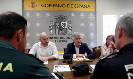 Escándalo en Ceuta: El ministro Marlaska huye por la puerta trasera y deja a los policías abandonados