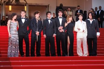 'La bola negra' de Los Javis brilla en su estreno en Cannes