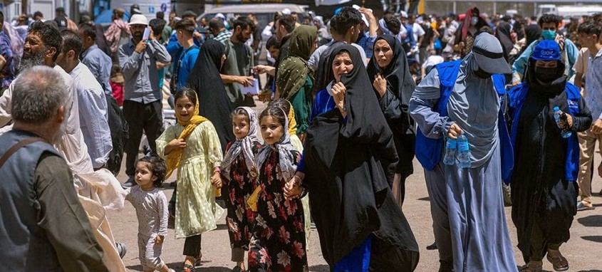 Prohibición laboral femenina en Afganistán interrumpe ayuda humanitaria