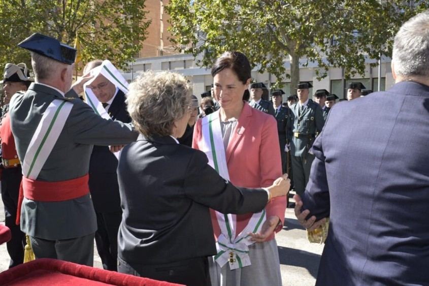 Clara Mapelli recibe la Gran Cruz de la Guardia Civil por su compromiso institucional