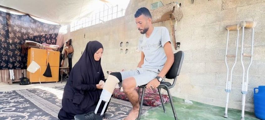 Palestino fabrica prótesis tras perder una pierna en Gaza para alimentar a su familia