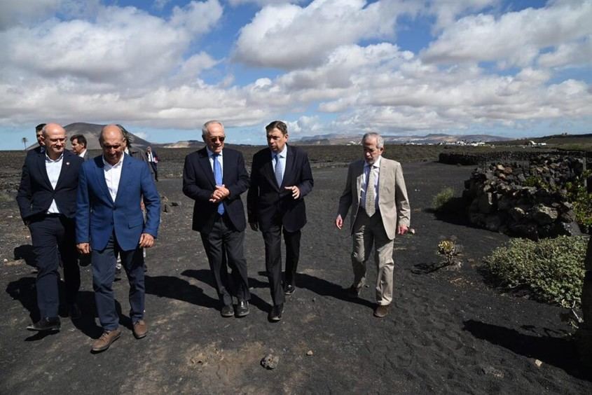 Planas destaca la agricultura única de Lanzarote en suelos volcánicos