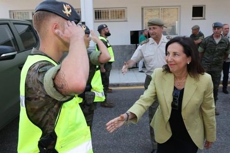 Margarita Robles destaca el esfuerzo de la Brigada ‘Galicia VII’ en la lucha contra incendios