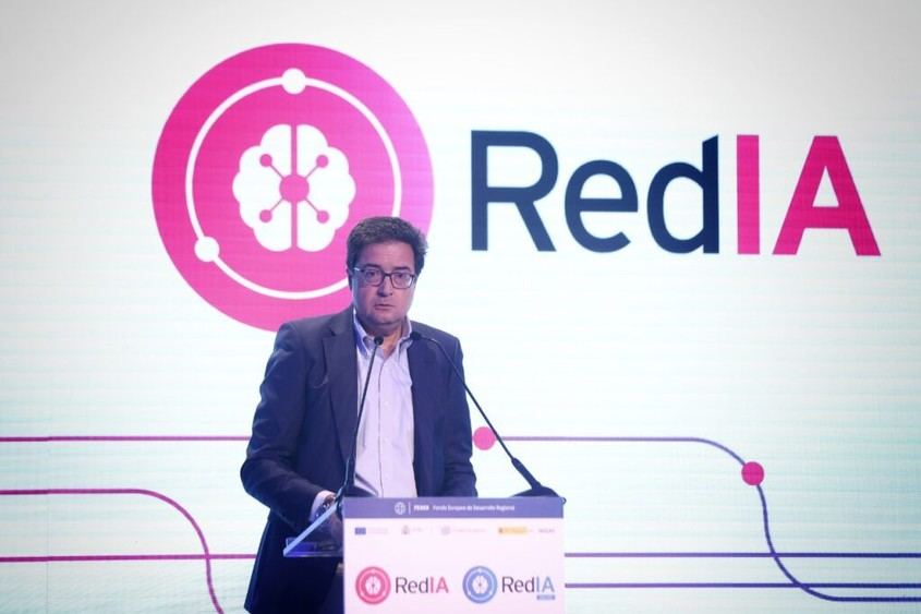 Óscar López presenta ayudas de 180 millones para potenciar la IA en empresas y salud