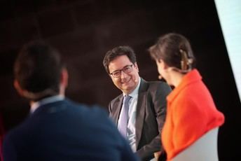 Óscar López propone colaboración con potencias medias para una IA más confiable