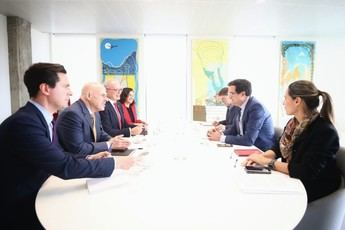 Óscar López y CEO de Oracle discuten colaboración en tecnología en Madrid