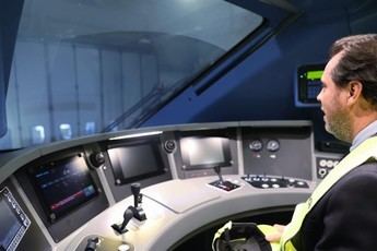 Óscar Puente impulsa alta velocidad ferroviaria en Italia con Hitachi Rail