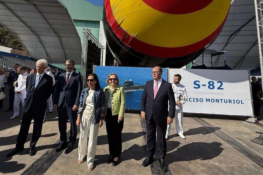 Robles inaugura el S-82 'Narciso Monturiol', segundo submarino de la clase S-80