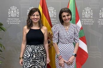 Sira Rego y Nerea Melgosa discuten políticas para la infancia migrante en Euskadi