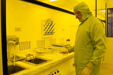 Tekniker desarrolla biosensores para detectar contaminación en alimentos y agua rápidamente