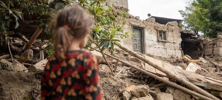 Desastre en Afganistán: Mujeres y niñas enfrentan graves dificultades tras el terremoto