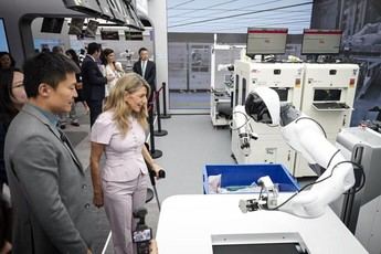 Yolanda Díaz promueve la cooperación y la innovación en su visita a China